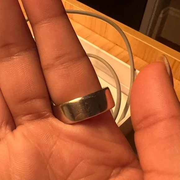 Oura Ring 4 with Silver Hue
